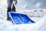 Schneeräumung mit einer Schneeschaufel im Winter