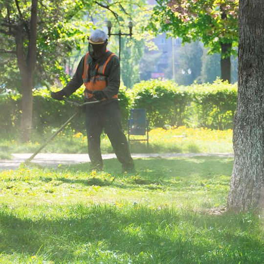 Professioneller Gartenservice am Arbeitsplatz. Rasenpflegekonzept.Professioneller Gartenservice am Arbeitsplatz. Rasenpflegekonzept.