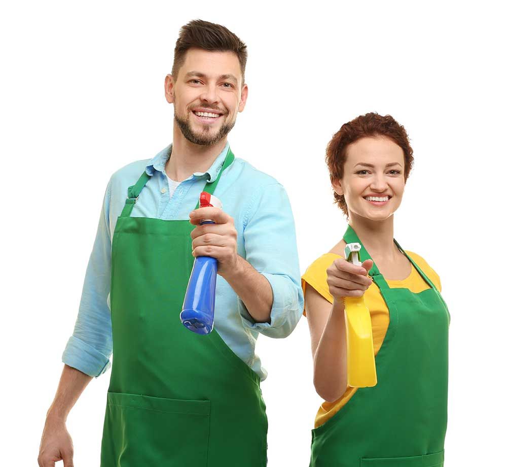 Paar mit Reinigungsmitteln auf weißem Hintergrund