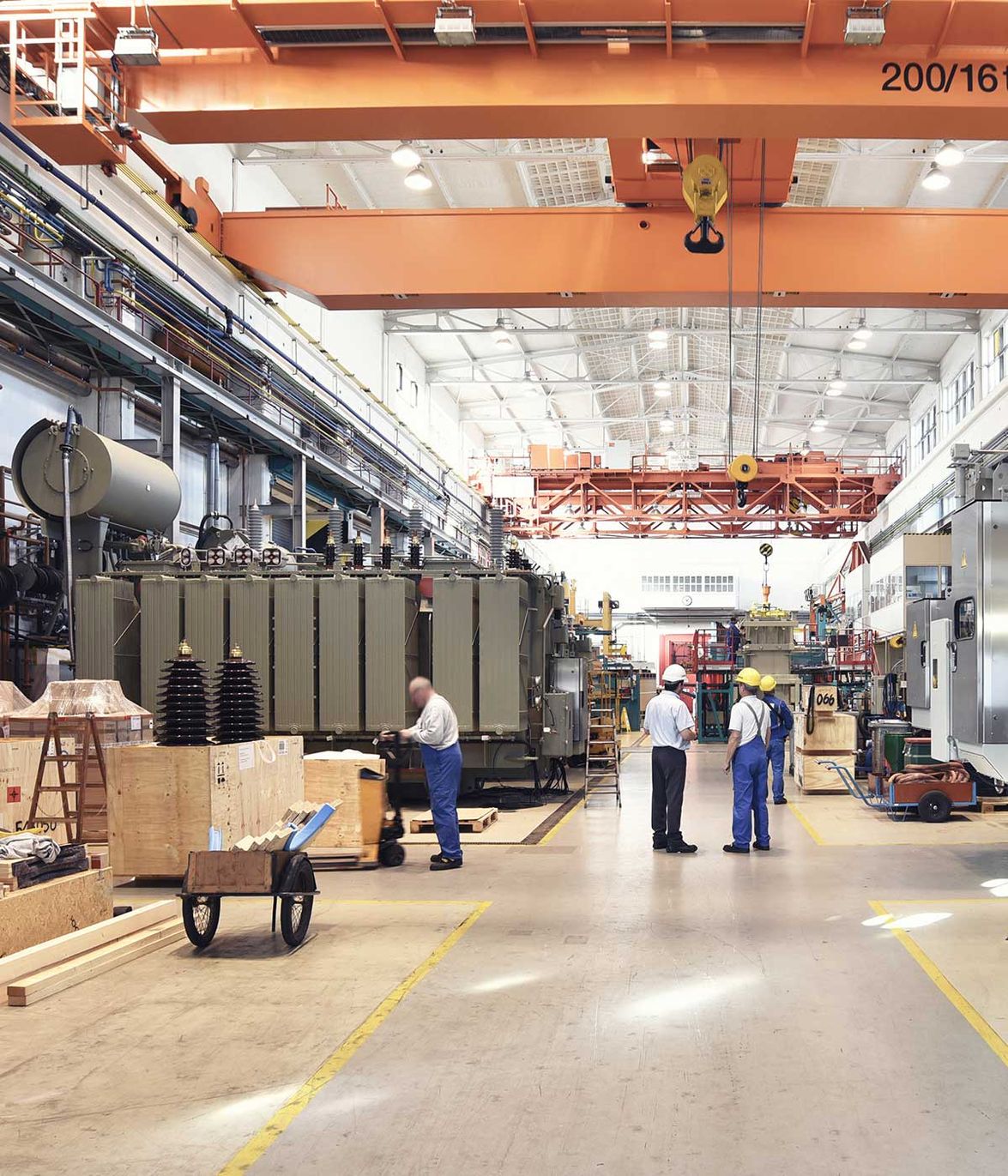 Industriebetrieb im Maschinenbau zur Herstellung von Transformatoren - Innenbereich einer Produktionshalle