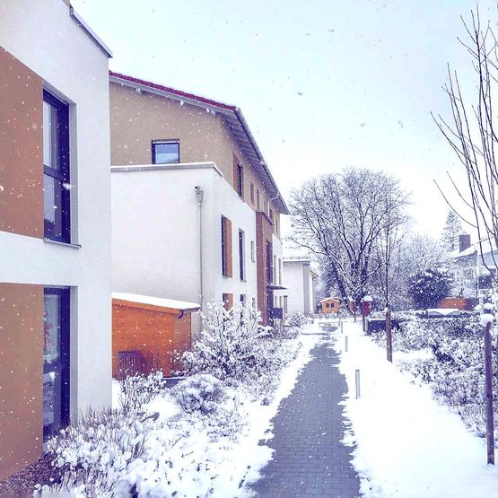 Winterdienst Schnee räumen auf Fussweg vor dem Haus