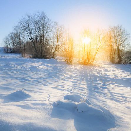 Winterliche alpine Bergschneehügel